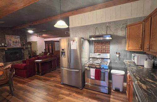 Beech Grove Cabin | Gorgeous 2-bedroom cabin located in rural NE Arknasas perfect for getaways.