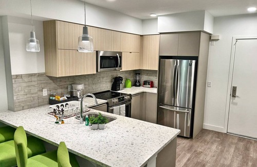 Pico-Union House | Gorgeous 2 Bedroom with rooftop Views.