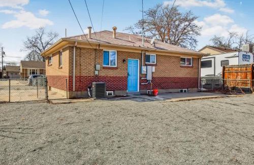 Twin Lakes House | Gorgeous 2-King-Bed Lower Unit in Denver