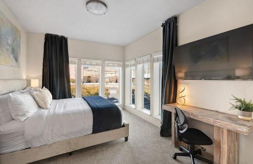 Rio Grande Apartment | Gorgeous 2BD 2BA Pool,Gym,Htub near Convention Ctr