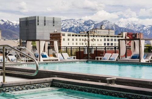 Rio Grande Apartment | Gorgeous 2BD 2BA Pool,Gym,Htub near Convention Ctr