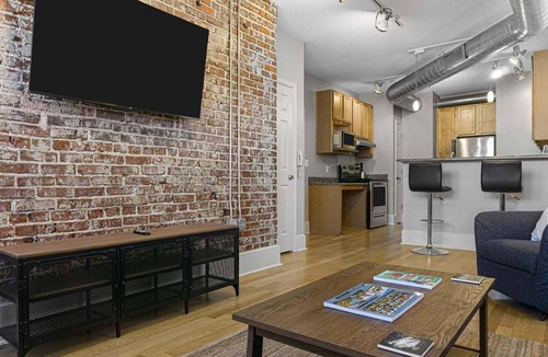 Downtown Memphis Condo | Gorgeous 2BR downtown condo near EVERYTHING!
