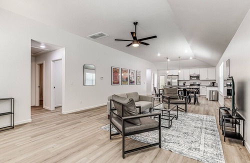 Central Oklahoma City Apartment | Gorgeous 3-bedroom Entire House with AC in Oklahoma City