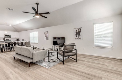 Central Oklahoma City Apartment | Gorgeous 3-bedroom Entire House with AC in Oklahoma City