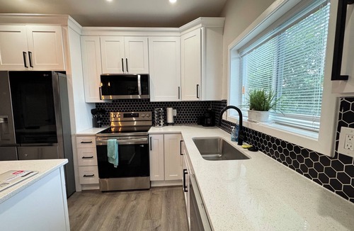 Southeast Apartment | Gorgeous 3-Bedroom Apartment with Rooftop near Metro