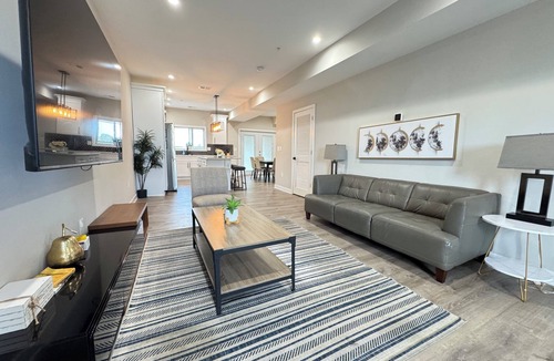Southeast Apartment | Gorgeous 3-Bedroom Apartment with Rooftop near Metro