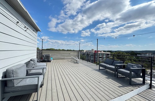 Southeast Apartment | Gorgeous 3-Bedroom Apartment with Rooftop near Metro