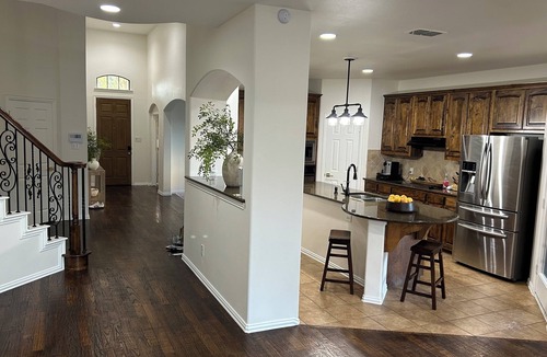 Corinth House | Gorgeous 3-Bedroom Family Home with Pizza Oven, Jacuzzi Bath & Office!