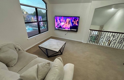 Corinth House | Gorgeous 3-Bedroom Family Home with Pizza Oven, Jacuzzi Bath & Office!