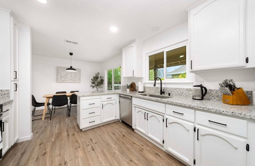 Pleasant Grove House | Gorgeous 3-bedroom house with fireplace in central Sacramento