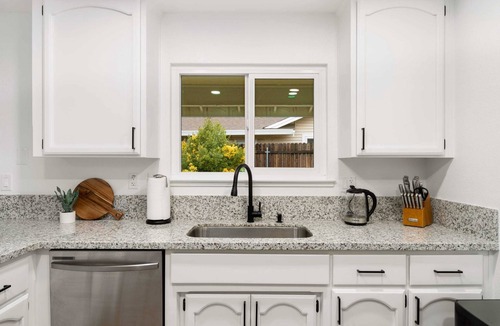 Pleasant Grove House | Gorgeous 3-bedroom house with fireplace in central Sacramento