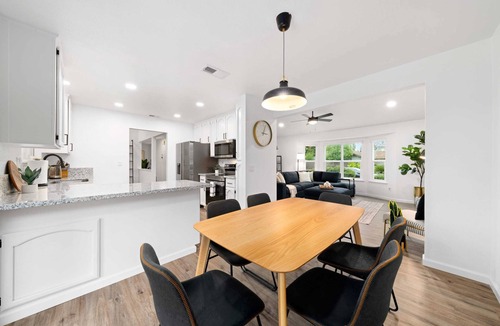 Pleasant Grove House | Gorgeous 3-bedroom house with fireplace in central Sacramento
