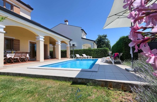 Zbandaj Villa | Gorgeous 3-Bedroom Villa Rosa with Private Pool