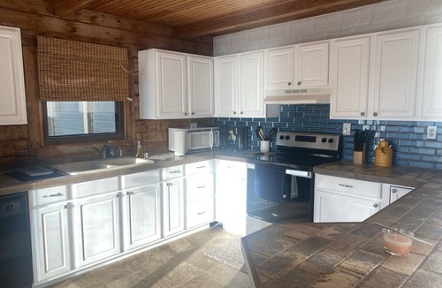 Kingston House | Gorgeous 3 story lake Texoma home on the water !