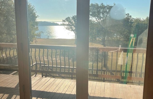 Kingston House | Gorgeous 3 story lake Texoma home on the water !