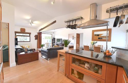 Guildford Apartment | Gorgeous 3BD Cottage with Parking Nr Guildford