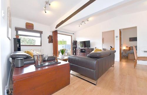 Guildford Apartment | Gorgeous 3BD Cottage with Parking Nr Guildford