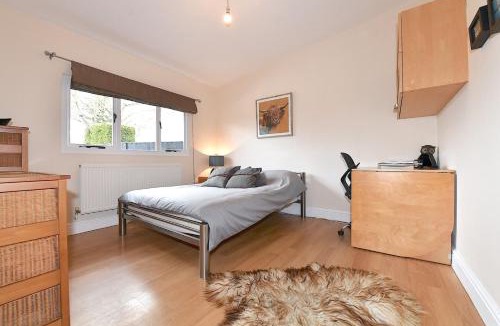 Guildford Apartment | Gorgeous 3BD Cottage with Parking Nr Guildford