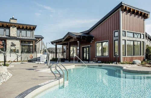 Glen Huron Condo | Gorgeous 3br Loft in Blue Mountain - beside the Scandinavian Spa!