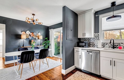 Lakeside House | Gorgeous 3BR Near Botanical Gardens w/Fenced Yard, Large Deck, Dog-Friendly