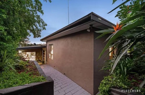 North Warrandyte House | Gorgeous 4 bdrm home w/pool, spa & billiards!