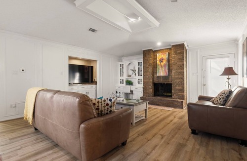 Buckingham House | Gorgeous 4-bedroom duplex with AC in tranquil Richardson