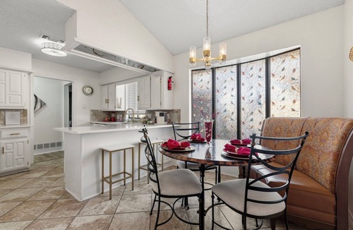Buckingham House | Gorgeous 4-bedroom duplex with AC in tranquil Richardson
