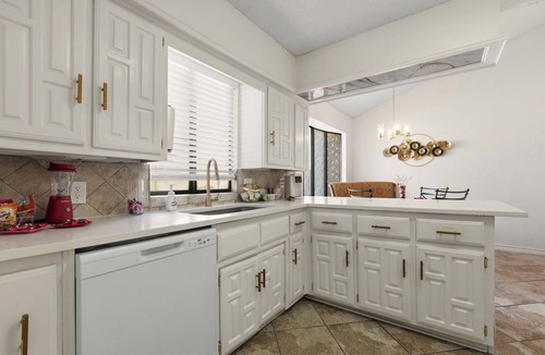 Buckingham House | Gorgeous 4-bedroom duplex with AC in tranquil Richardson