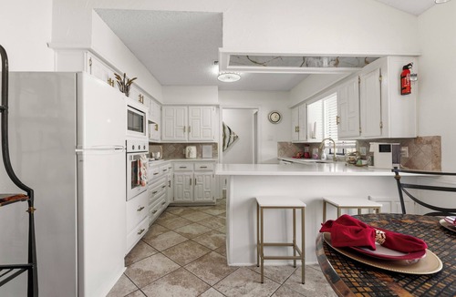 Buckingham House | Gorgeous 4-bedroom duplex with AC in tranquil Richardson