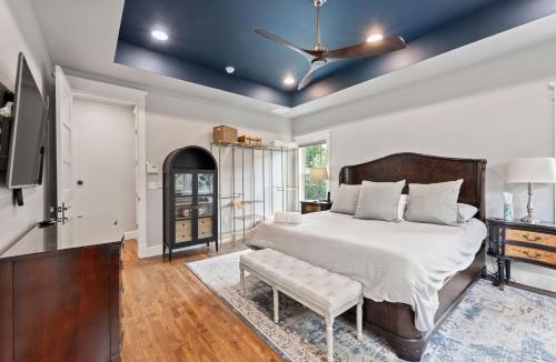 Westfield House | Gorgeous 4BD Plus Studio for 12 with Fire Pit & Near Downtown