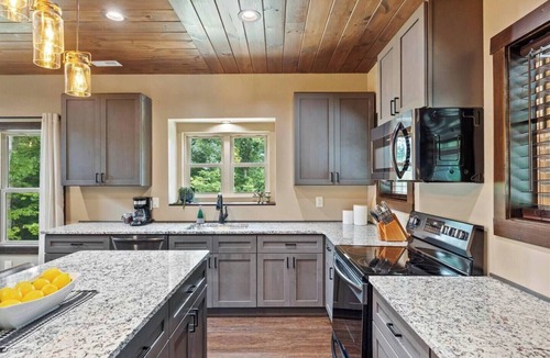 Wears Valley Cabin | Gorgeous 4BR Cabin with Hot Tub!