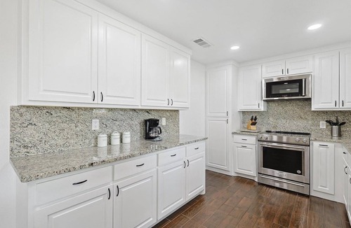 Denton Cottage | Gorgeous 4BR Home With Huge Yard, Pool