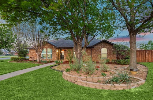 Denton Cottage | Gorgeous 4BR Home With Huge Yard, Pool