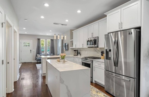 Avondale House | Gorgeous 5 BDR/4BA in Logan Square w/Parking!