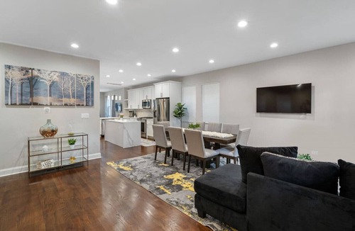 Avondale House | Gorgeous 5 BDR/4BA in Logan Square w/Parking!