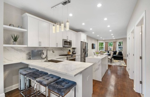 Avondale House | Gorgeous 5 BDR/4BA in Logan Square w/Parking!