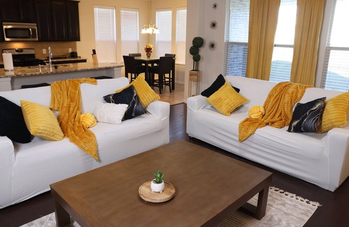 Wylie Villa | Gorgeous 5-bedroom villa with AC in friendly Wylie