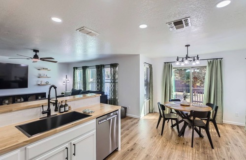 West San Antonio House | Gorgeous 5BR Gem w/Arcade Lackland BMT Seaworld