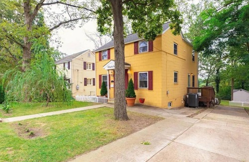 Arlington House | Gorgeous 6-bedroom house in friendly Arlington - Minutes to DCA