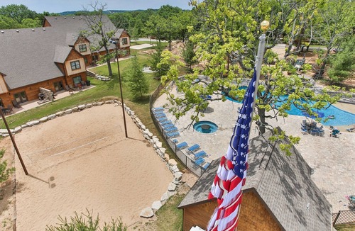 Branson House | Gorgeous 6 Bedroom Lakefront Lodge