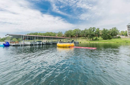 Branson House | Gorgeous 6 Bedroom Lakefront Lodge