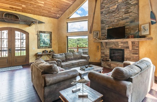 Branson House | Gorgeous 6 Bedroom Lakefront Lodge