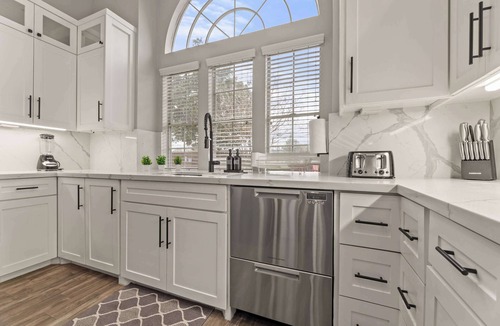 Deer Park House | Gorgeous 6BR 3,5 Bth Home with Pool and Game Room