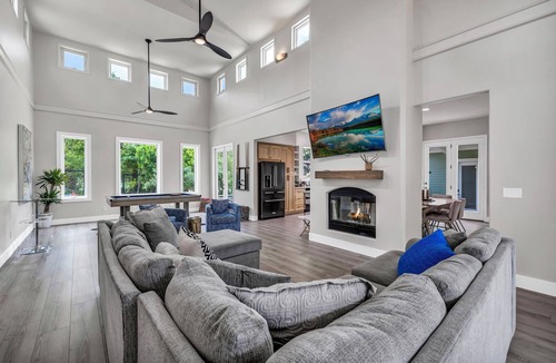 Bear Creek Villa | Gorgeous 6br Villa in Lovely Austin wt Massive Pool & Hot Tub + Goats & Chickens