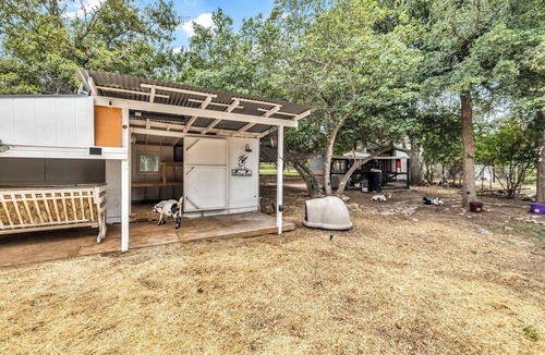 Bear Creek Villa | Gorgeous 6br Villa in Lovely Austin wt Massive Pool & Hot Tub + Goats & Chickens