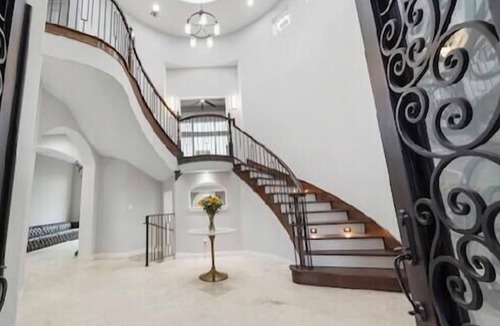 Woodlake - Briar Meadow House | Gorgeous 7200 sq ft estate with AC in vibrant Houston Galleria Area