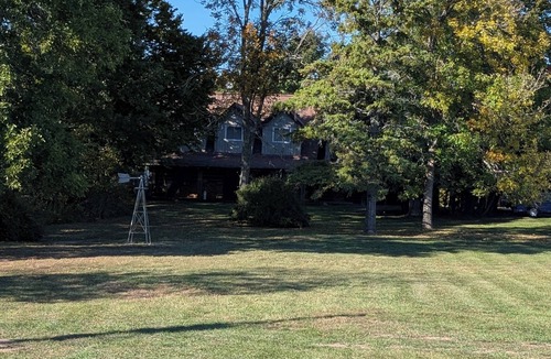 Manitoulin District House | Gorgeous and Spacious 5BR Log Home in Little Current on Manitoulin Island