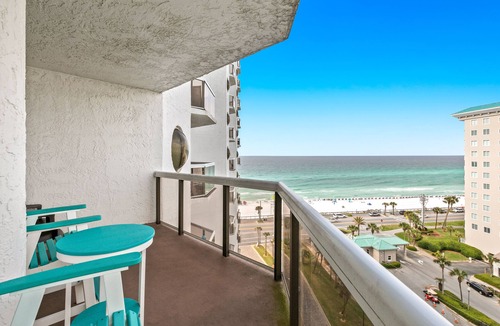 Miramar Beach Apartment | Gorgeous and well appointed efficiency with shared pool and beach access