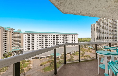 Miramar Beach Apartment | Gorgeous and well appointed efficiency with shared pool and beach access