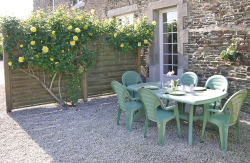 Roz-Landrieux Apartment | Gorgeous apartment in Roz-Landrieux with WiFi